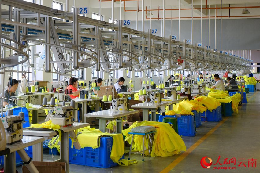 镇雄县呢噜坪服装产业园的入驻企业云南助嘉科技有限公司内，生产线繁忙。人民网 曾智慧摄